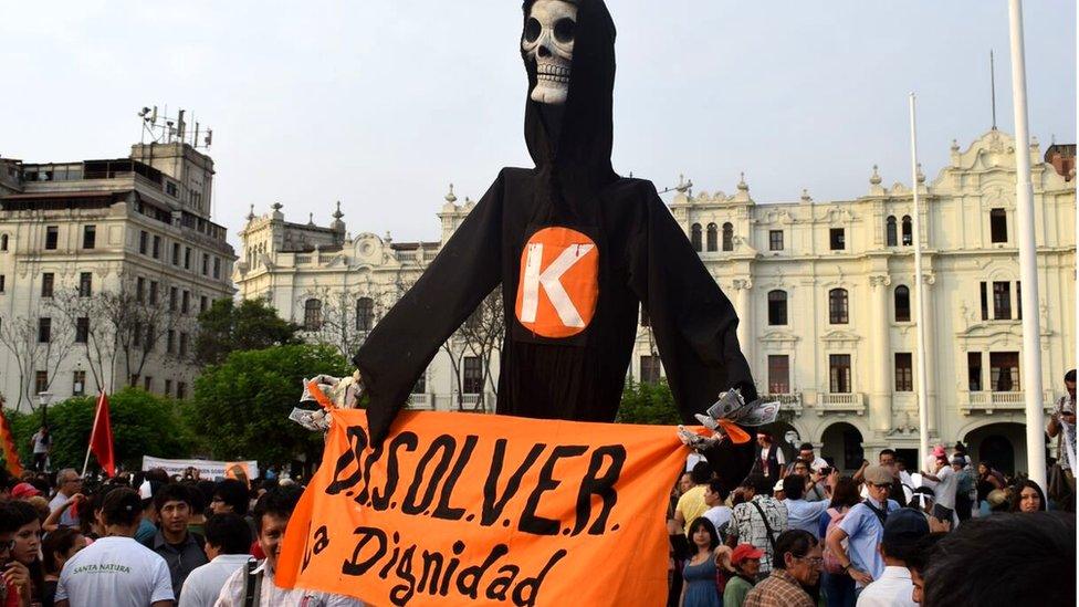 Anti-Keiko Fujimori protesters march through the streets of central Lima (5/4/16)