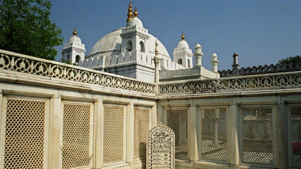 Tomb of Mughal emperor Aurangzeb, Aurangabad, Maharashtra, India.