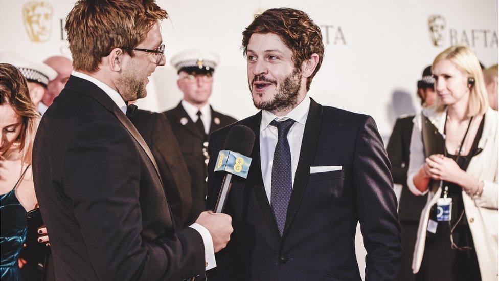 Y cyflwynydd Steffan Powell yn cyfweld ag Iwan Rheon, actor Game of Thrones