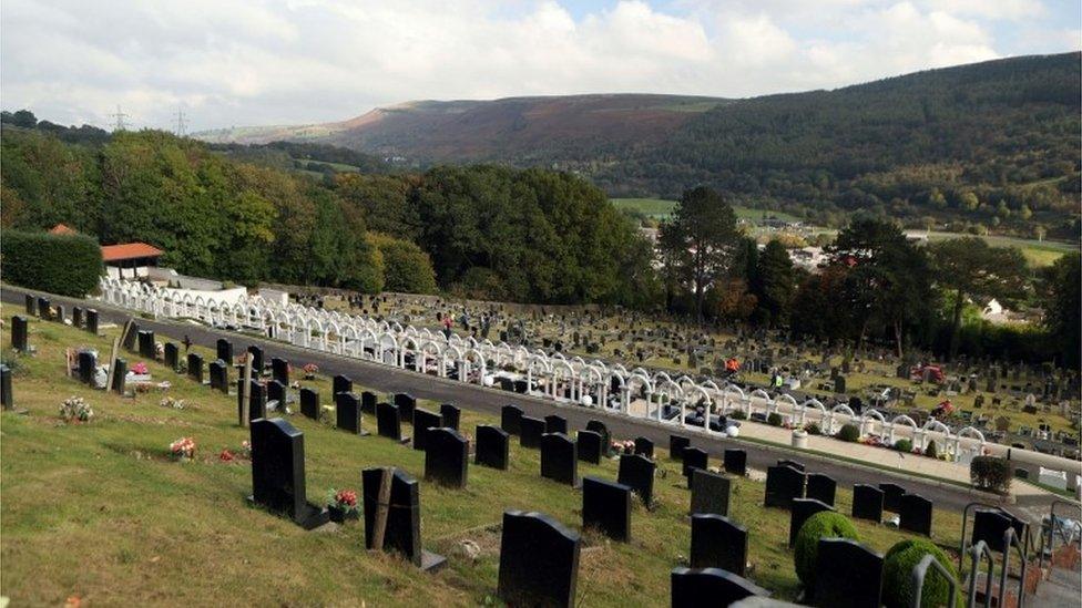 The graves of the victims of the Aberfan disaster in the village"s cemetery