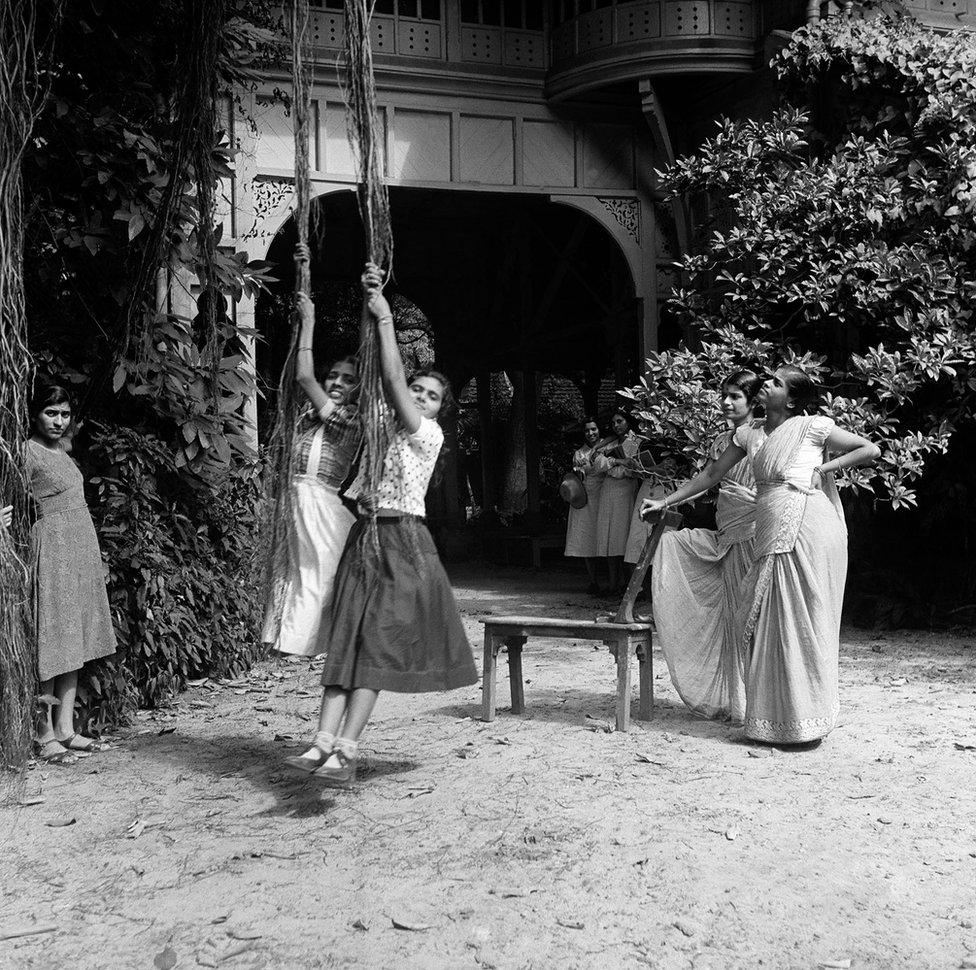 Students at the JJ School of the Arts in the late 1930s