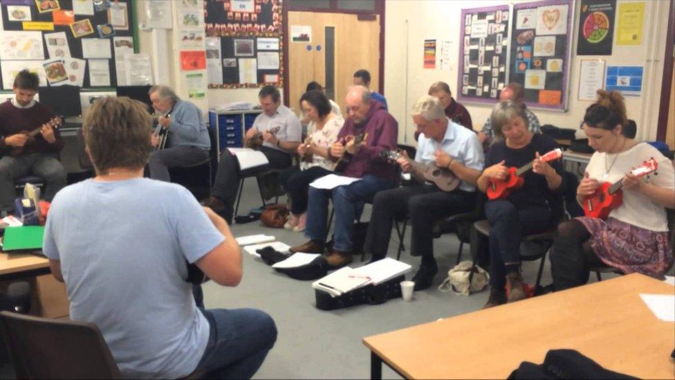 Mae gan Mei ddigon o amynedd i ddysgu dechreuwyr i chware'r ukulele ond sut hwyl gaiff o gyda phobl sy'n methu canu?