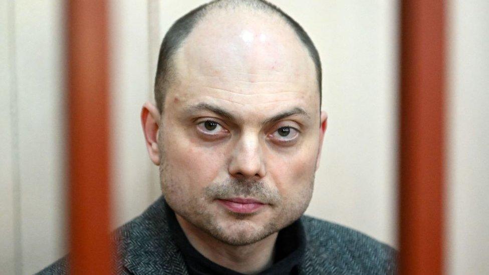 Vladimir Kara-Murza in a cage in court, October 2022