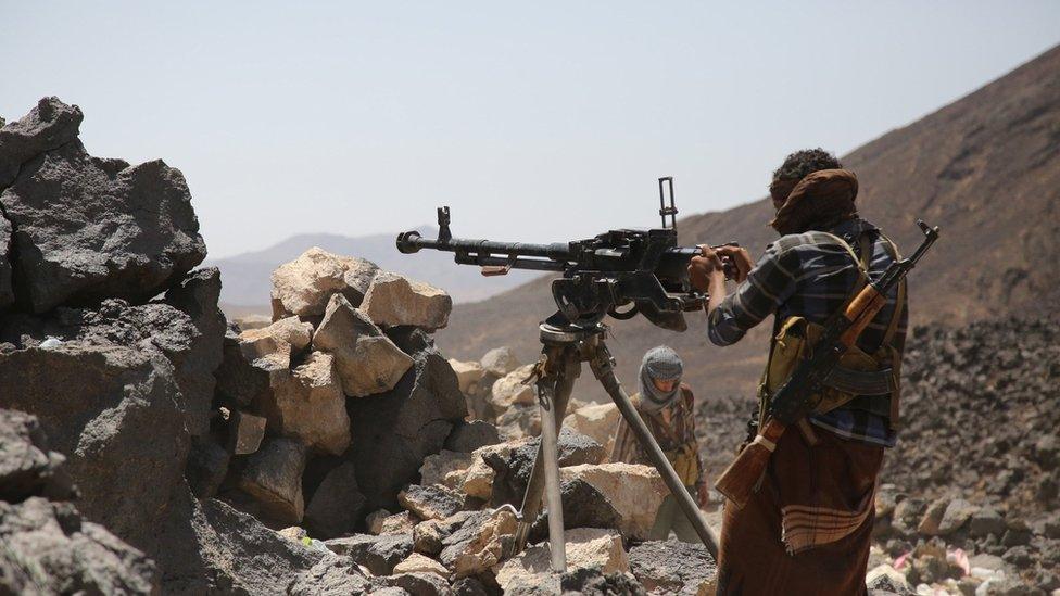 Armed Yemeni tribesmen from the Popular Resistance Committees watch for Houthi rebels in Marib province (15 September 2015)