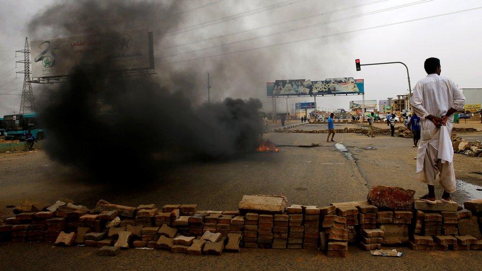 A Sudanese protester stands near a barricade on a street, demanding that the country"s Transitional Military Council handover power to civilians, in Khartoum, Sudan June 4, 2019.