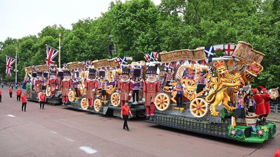 Somerset carnival cart on The Mall