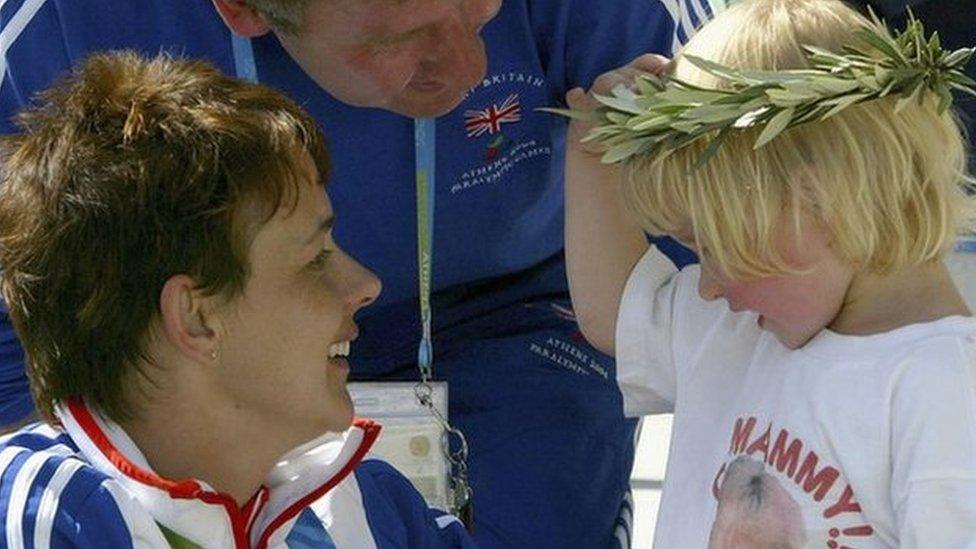 Tanni Grey-Thompson a'i merch Carys yn 2002