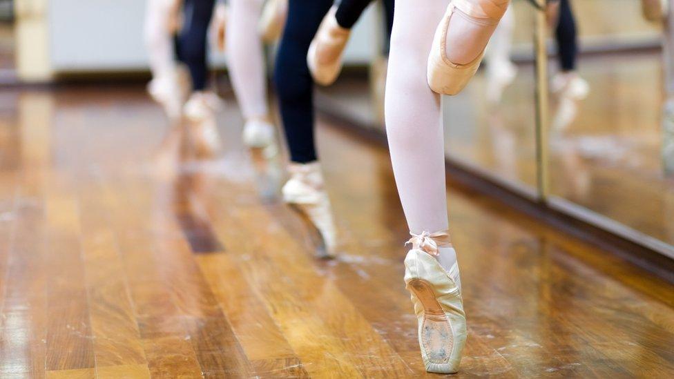 ballerinas-practicing-arabesque.