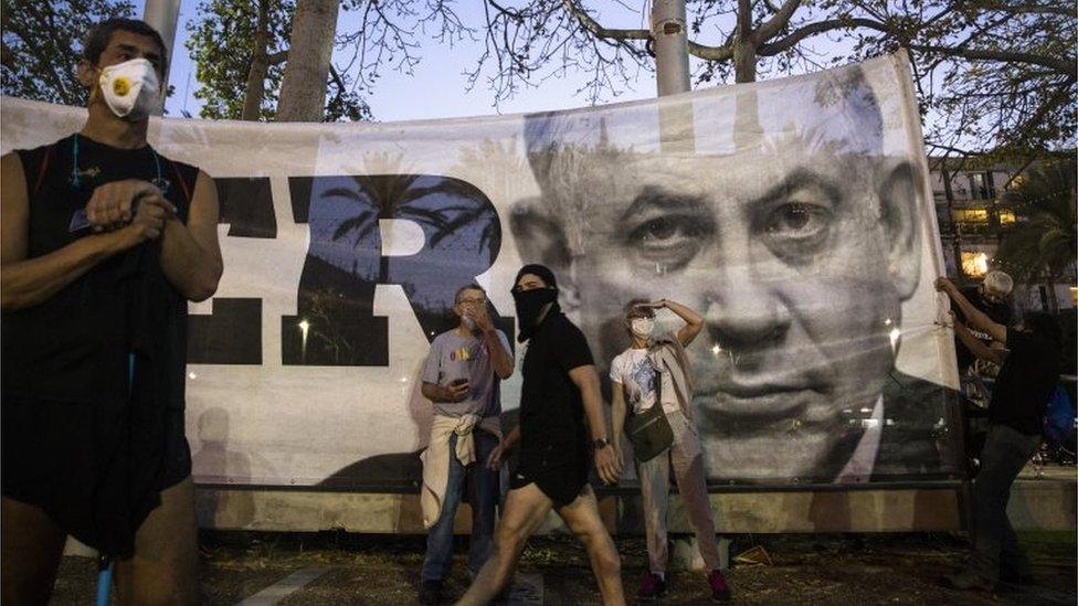 Image of Benjamin Netanyahu on a banner at an anti-corruption rally in Tel Aviv (19/04/20)