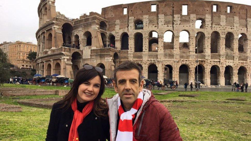 Irfon a'i wraig Becky tu allan i'r Colosseum yn Rhufain