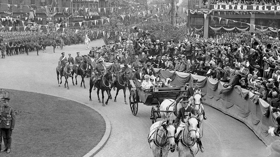 The King and Queen arriving at Belfast City Hall by horse-drawn carriage