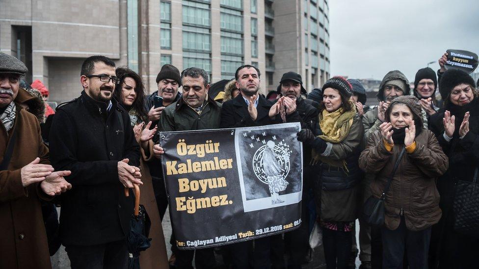 Opposition MPs of People's Republic Party (CHP) protest over trial of Erdogan and Alpay, 29 Dec 16