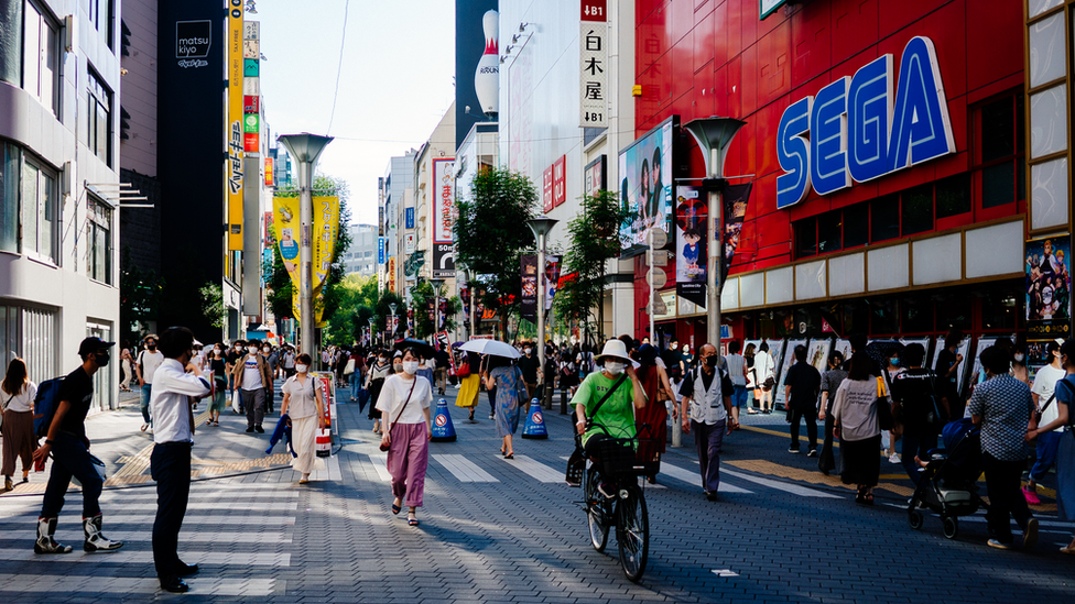 Siop Sega ar stryd yn Tokyo