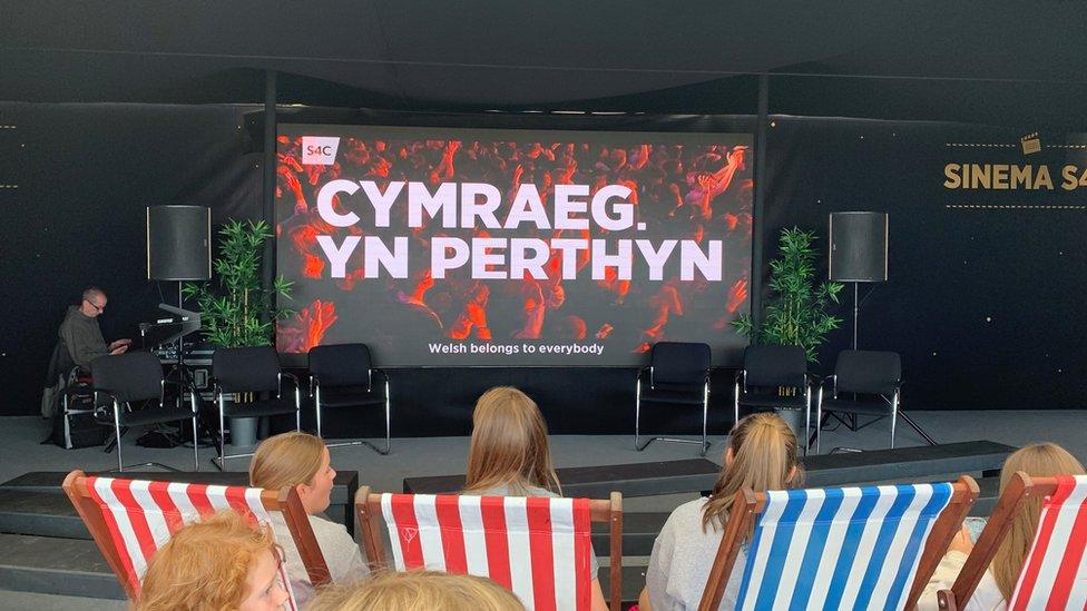 Baner Cymraeg yn Perthyn