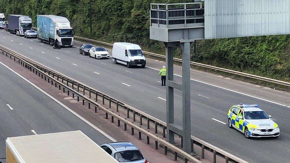 Yr heddlu yn stopio traffig ar yr M4 tua'r gorllewin yn gynharach