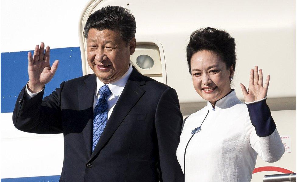 Chinese President Xi Jinping and First Lady Peng Liyuan arrive at Paine Field in Everett, Washington, 22 September 2015