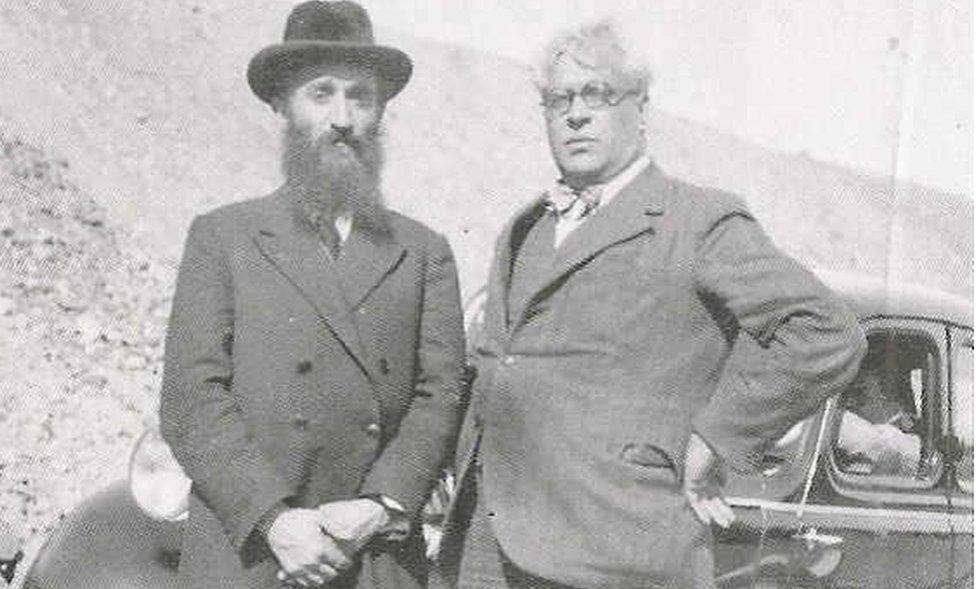 Aristides de Sousa Mendes (right) with Rabbi Chaim Kruger, 1940