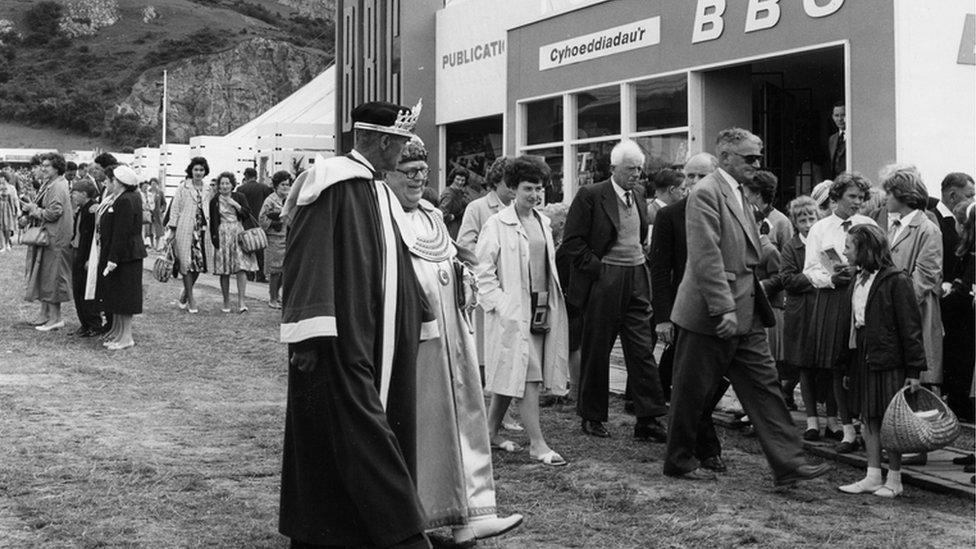 Cynan ar faes yr Eisteddfod yn 1963 gyda'r bardd coronog Tom Parry Jones