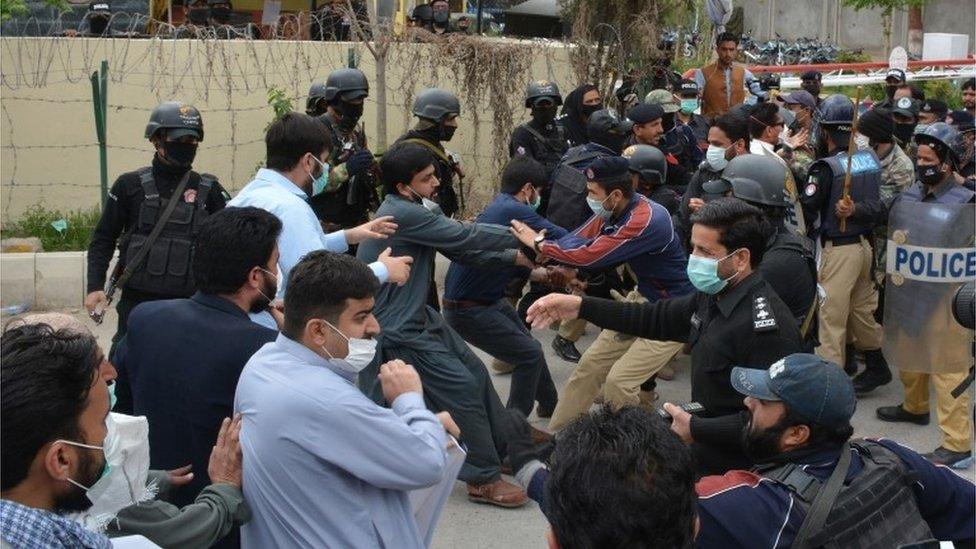 Police and protesting doctors clashed in Quetta, 6 April 2020