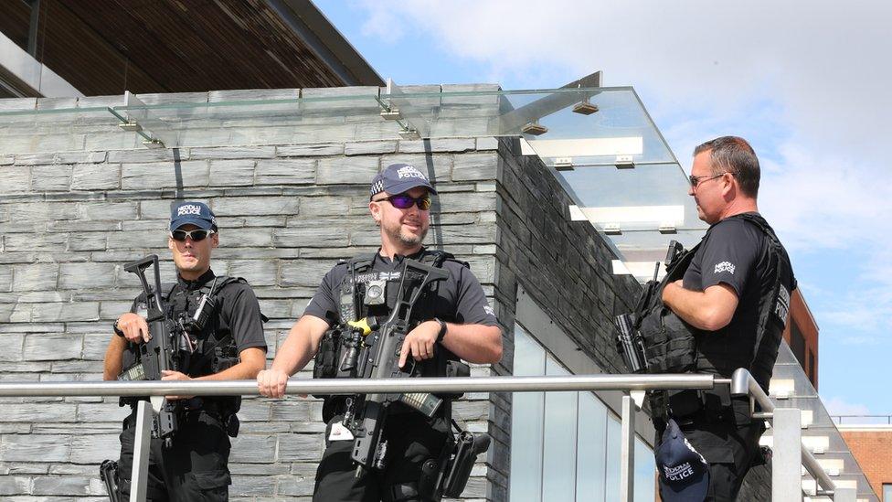 Gwarchodwyr y maes - heddlu y tu allan i'r Senedd // Guardians of the Eisteddfod - police on duty outside the Senedd