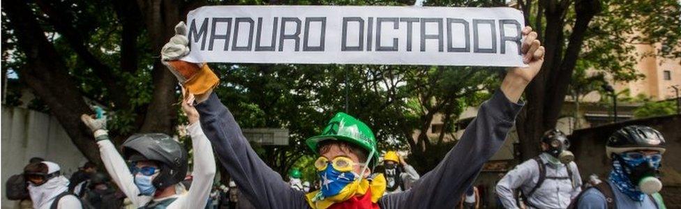 A group of protesters participate in a protest by opponents of the Venezuelan government in Caracas, Venezuela, 01 May 2017.