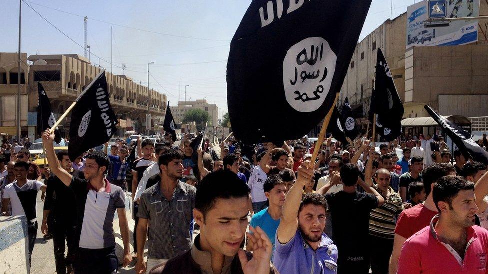 Demonstrators chant pro-Islamic State slogans in front of the provincial government headquarters in Mosul, Iraq (16 June 2016)