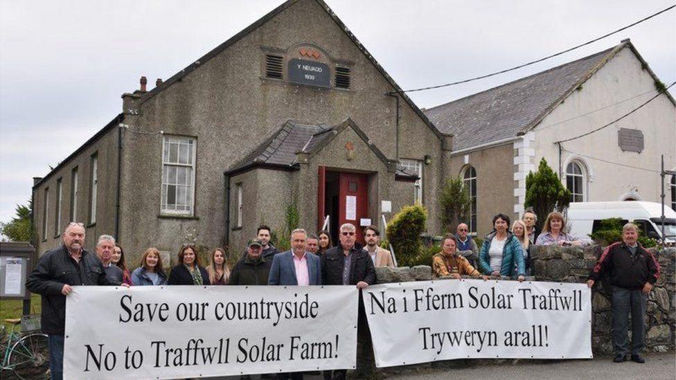 Protest fferm solar Traffwll