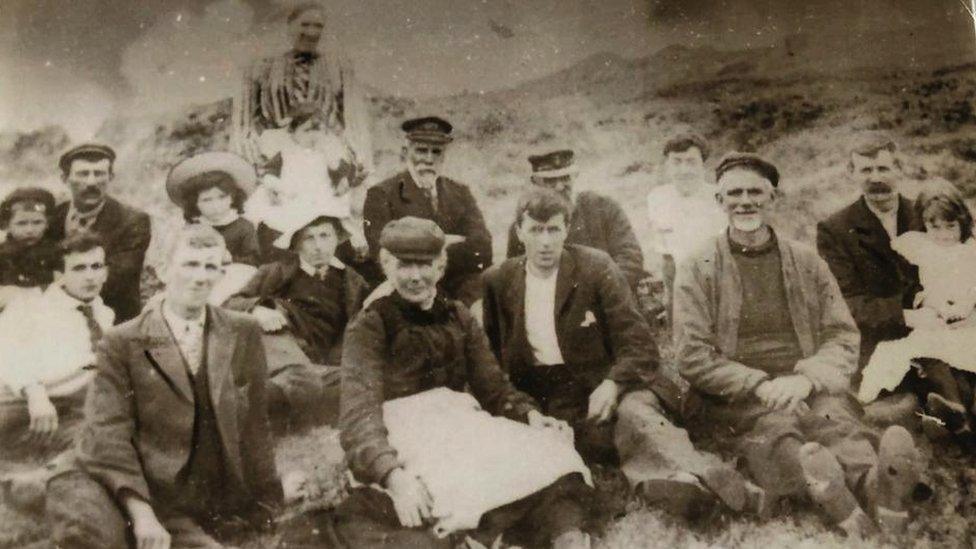 Trigolion Ynys Llanddwyn. Yn eu plith, Richard a Mary Hughes