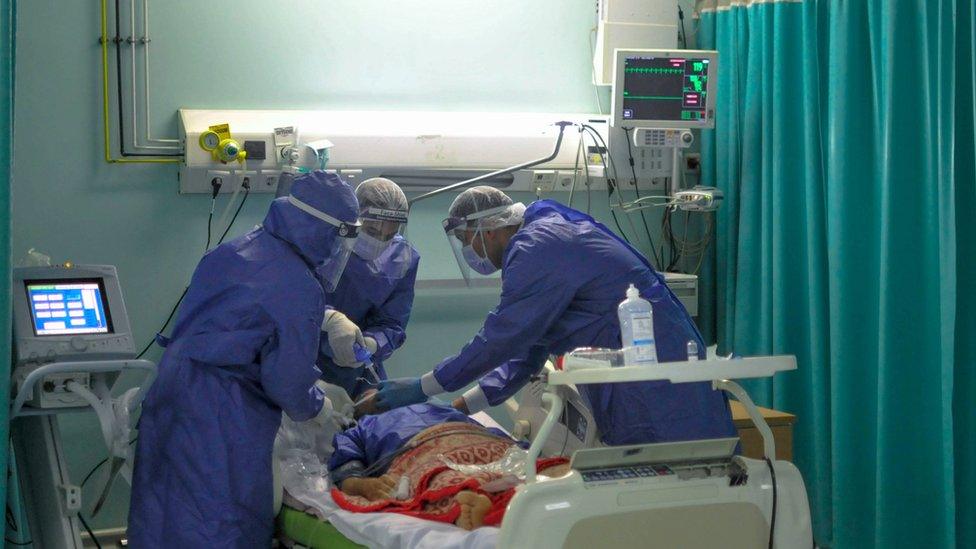 Egyptian doctors treat a coronavirus patient at a hospital in Cairo (25 April 2020)