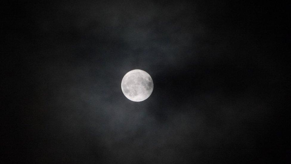 Elaine Grass found a gap in the clouds over Glasgow about 22:00 on Monday