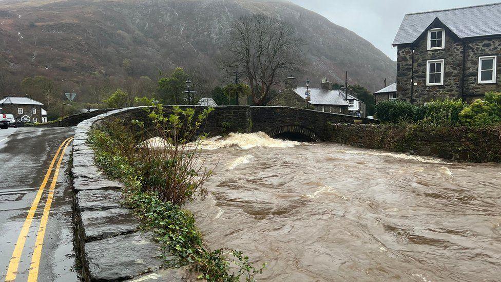 Afon Glaslyn ym Meddgelert