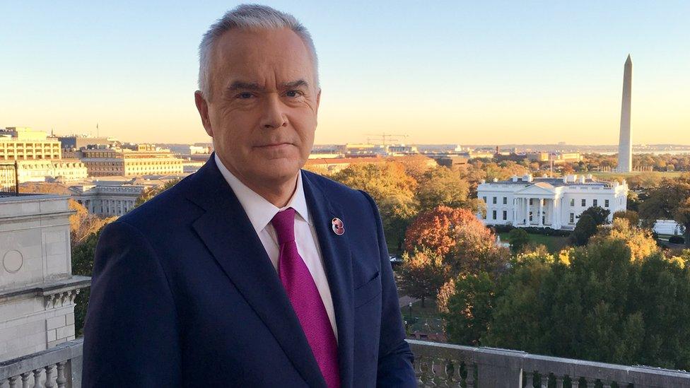 Huw Edwards o flaen y Tŷ Gwyn. Beth fydd gan y tenant newydd i'w gynnig?