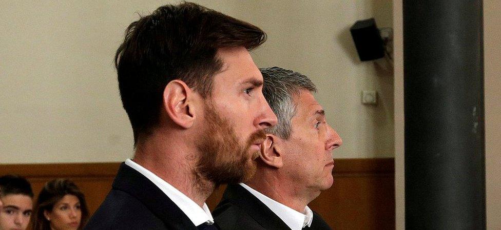 Barcelona's Argentine footballer Lionel Messi (L) in court with his father Jorge Horacio Messi during their trial for tax fraud in Barcelona (June 2016)