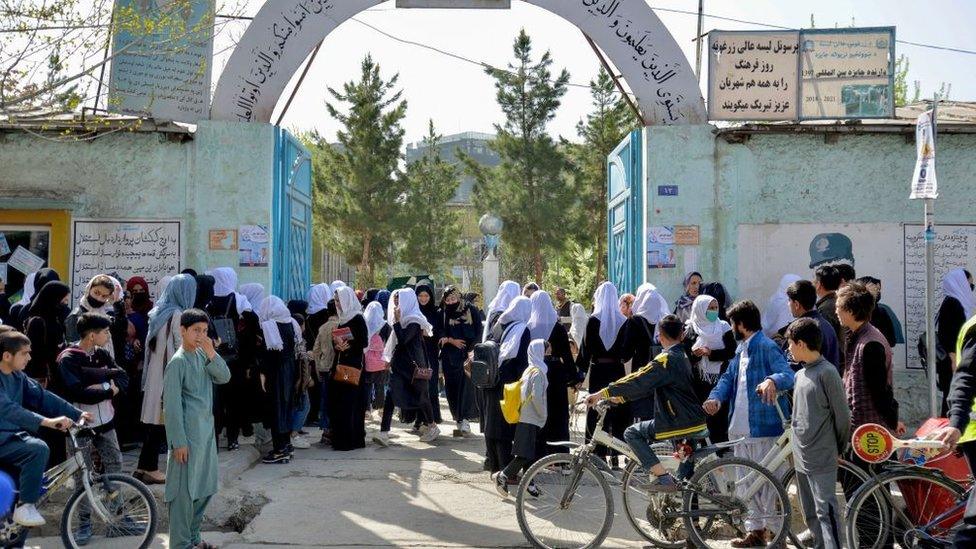 Afghan-girls-leaving-school.