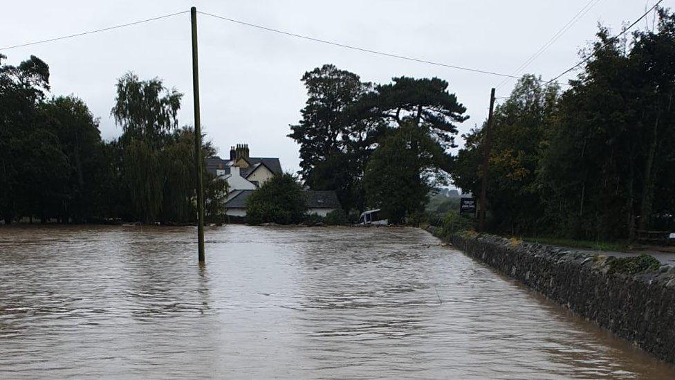 Fe wnaeth yr afon orlifo yn Abergwyngregyn ddydd Sul yn dilyn glaw trwm