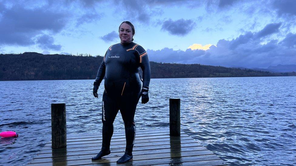 Sara Huws mewn wetsuit