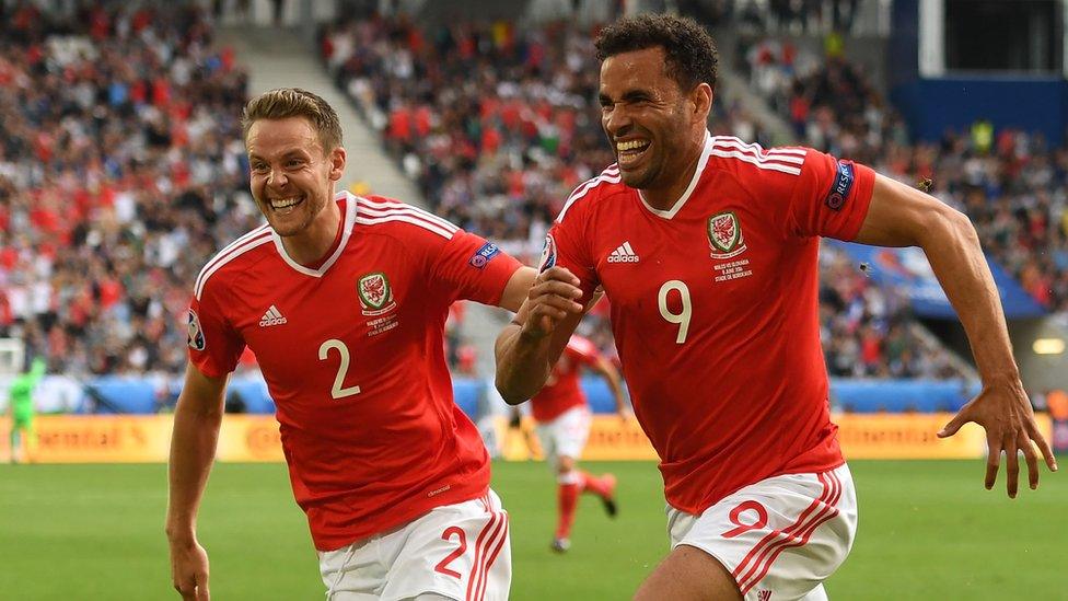 Chris Gunter a Hal Robson-Kanu