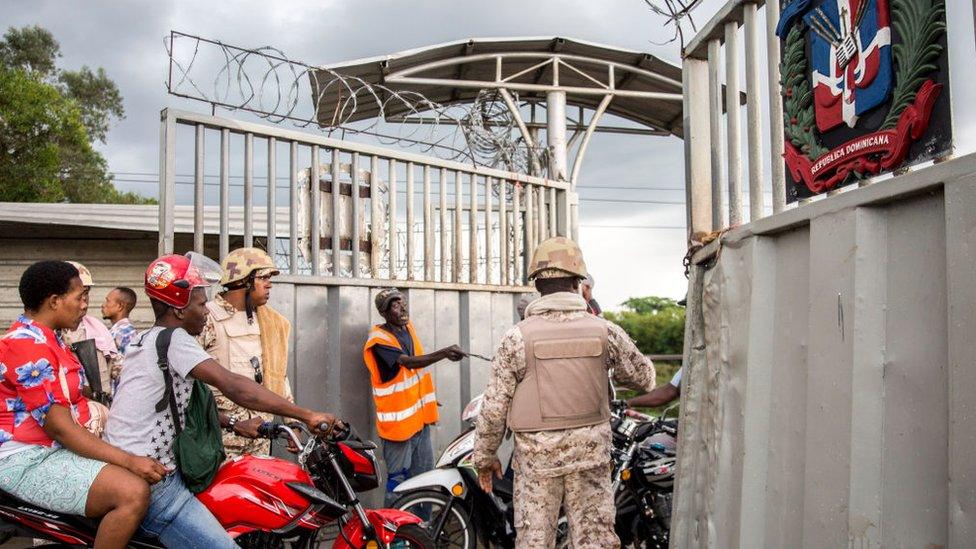 Haitians cross the border into the north-west of the Dominican Republic on September 27, 2018