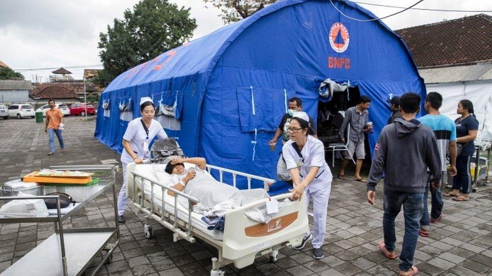 Hospital patients are moved to an emergency tent in Denpasar, Bali (6 Aug 2018)