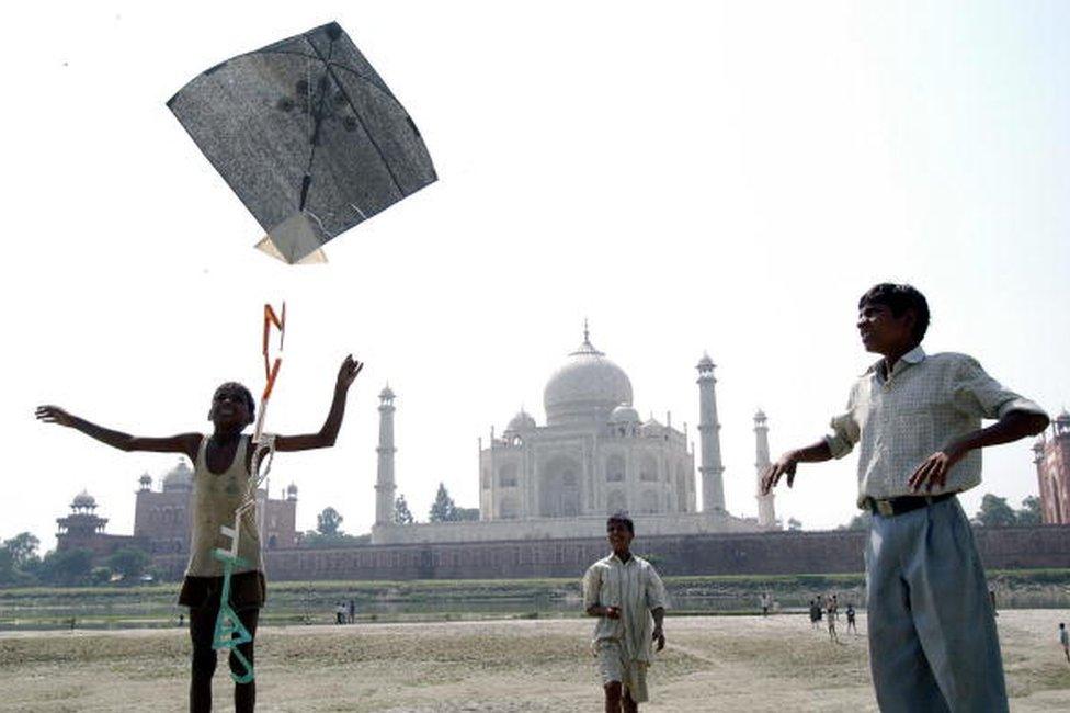 ndian youths fly a kite on the bank of the river Yamuna at the rear of the Taj Mahal in Agra, 27 september 2004.