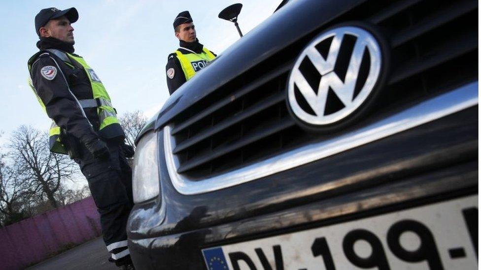 Police check motorists for compliance with pollution regulations, 6 December 2016