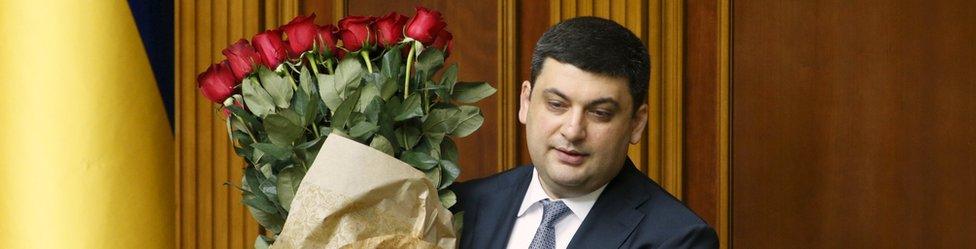 Volodymyr Groysman accepts a bouquet of flowers on his appointment (14 April)