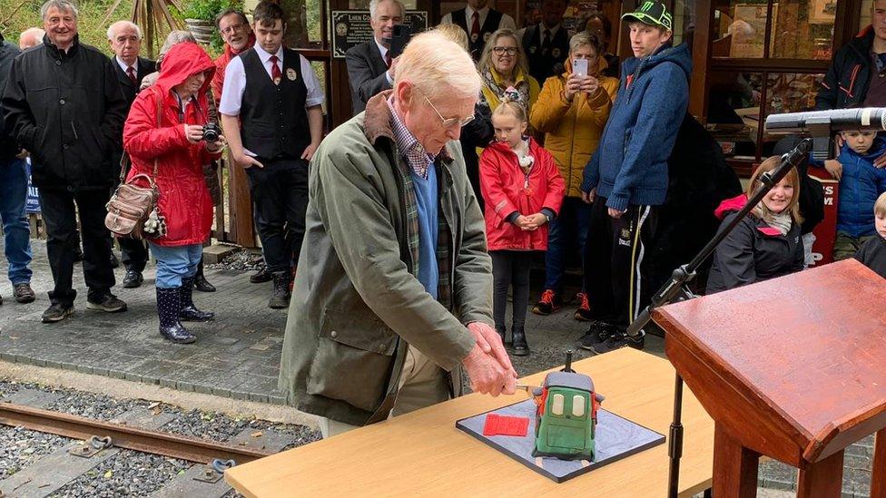 Lieutenant Governor cutting the cake