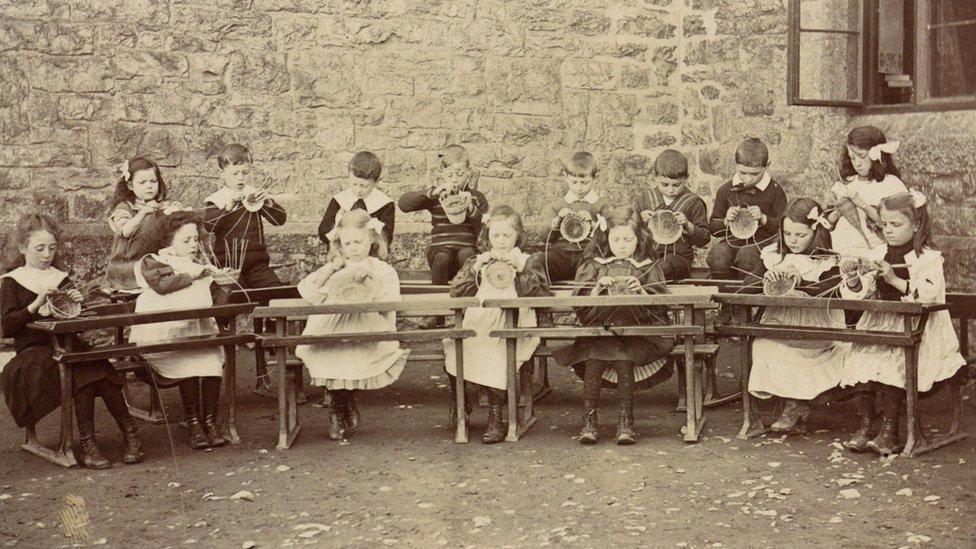 Plant Ysgol Genedlaethol Llangefni yn gweu basgedi. Llangefni, Ynys Môn, 1908