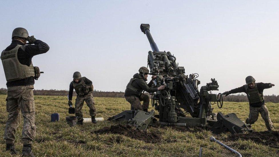 Ukrainian artillery troops firing near Kherson