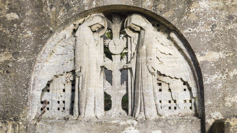 An angel sculptor on the mausoleum