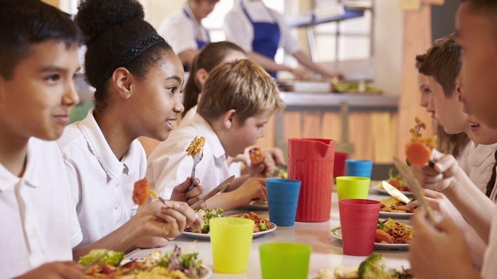 school kids eating lunch