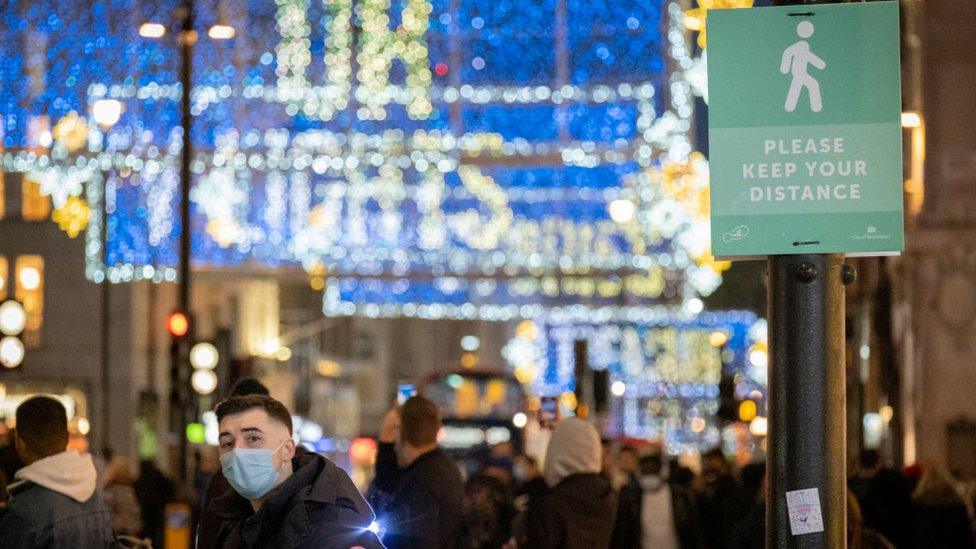 Oxford-Street-with-Christmas-lights.