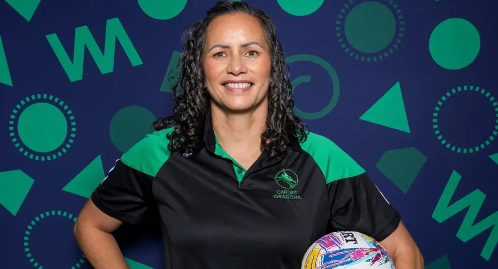 El entrenador de los Dragones, Bloxham, también dirigirá a los Welsh Feathers