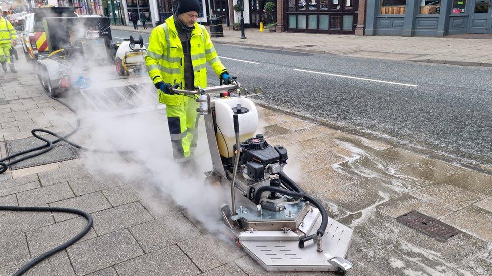 Gum cleaning machine